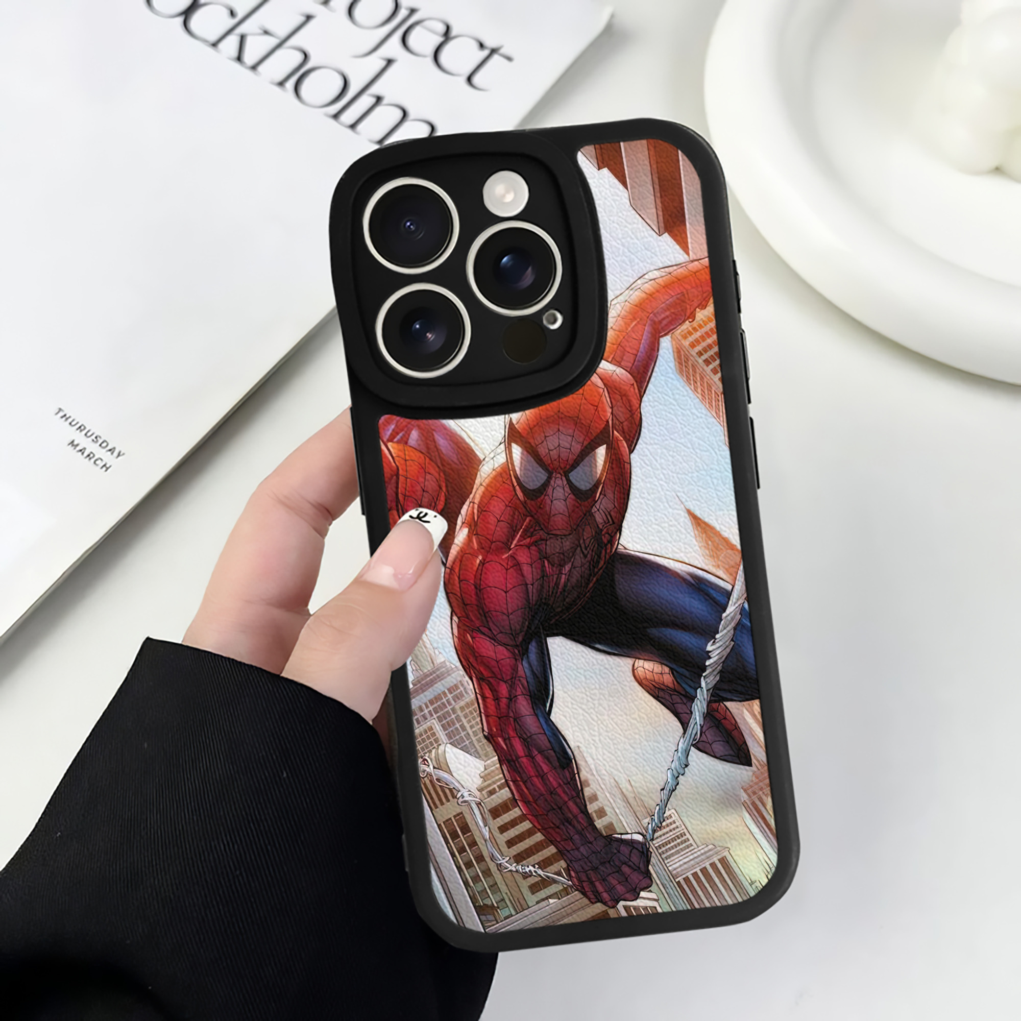 （画像用） Spider Man スパイダーマン 【iPhone 16シリーズ対応】シリコンスマホケース（レザー調） 材質：シリコン